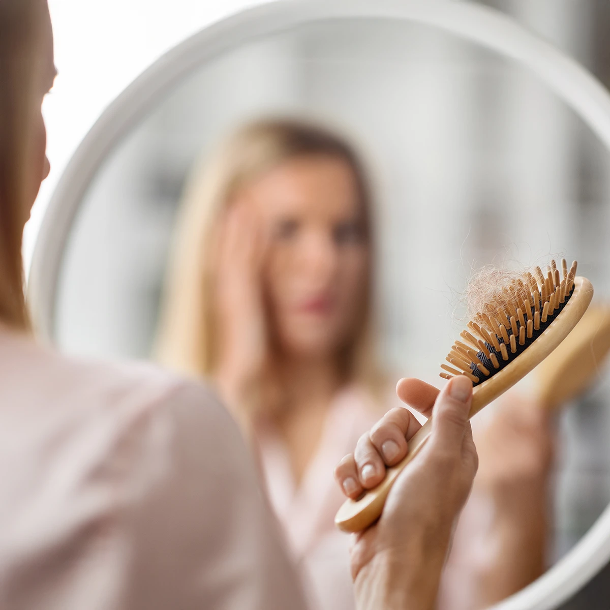 Zbliżenie na szczotkę z bardzo dużą ilością włosów